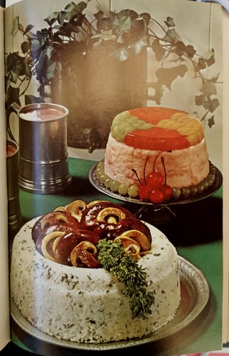 In foreground: molded rice ring with kidneys and mushrooms in the middle; background: jello-mold ring