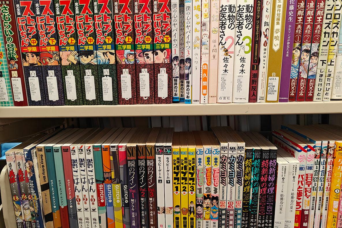 Two shelves of books spines with Japanese titles.